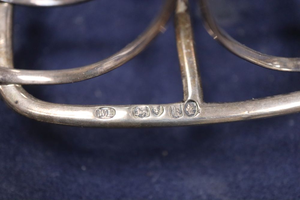 A Victorian silver seven bar toastrack, William Evans, London, 1865, height 13.5cm, 70z.
